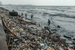 Residuos plasticos en Bahia de Manila.jpg
