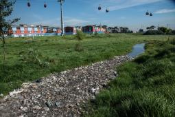 Contaminación Plastica Rio Fucha Bogota.jpg