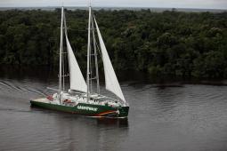 Rainbow Warrior III Amazonas 2 © Rodrigo Baleia  Greenpeace.jpg