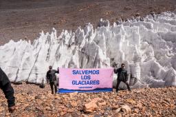 Glaciar Agua Negra Carteles  04 © Martin Katz Greenpeace .jpg