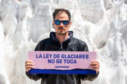 Glaciar Agua Negra Carteles  06 © Martin Katz Greenpeace .jpg