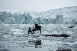 2016 junio. Ludovico Einaudi actúa en el océano Ártico..jpg